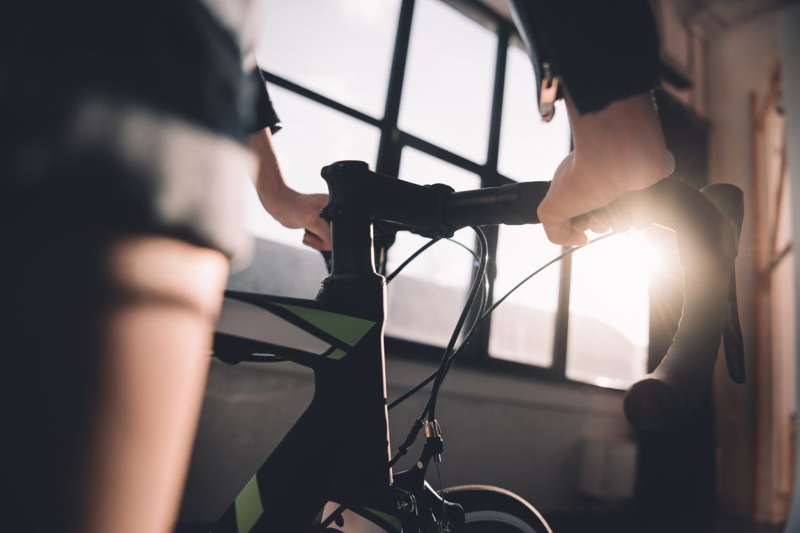 Ciclista que toma suplementos deportivos en Canarias