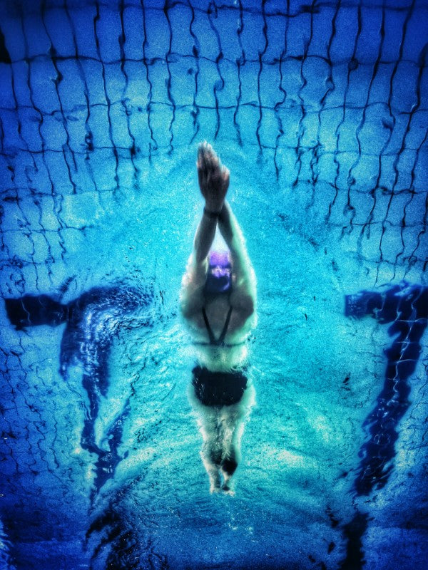 Nadadora después de tomar proteína whey entrenando para aumentar su rendimiento