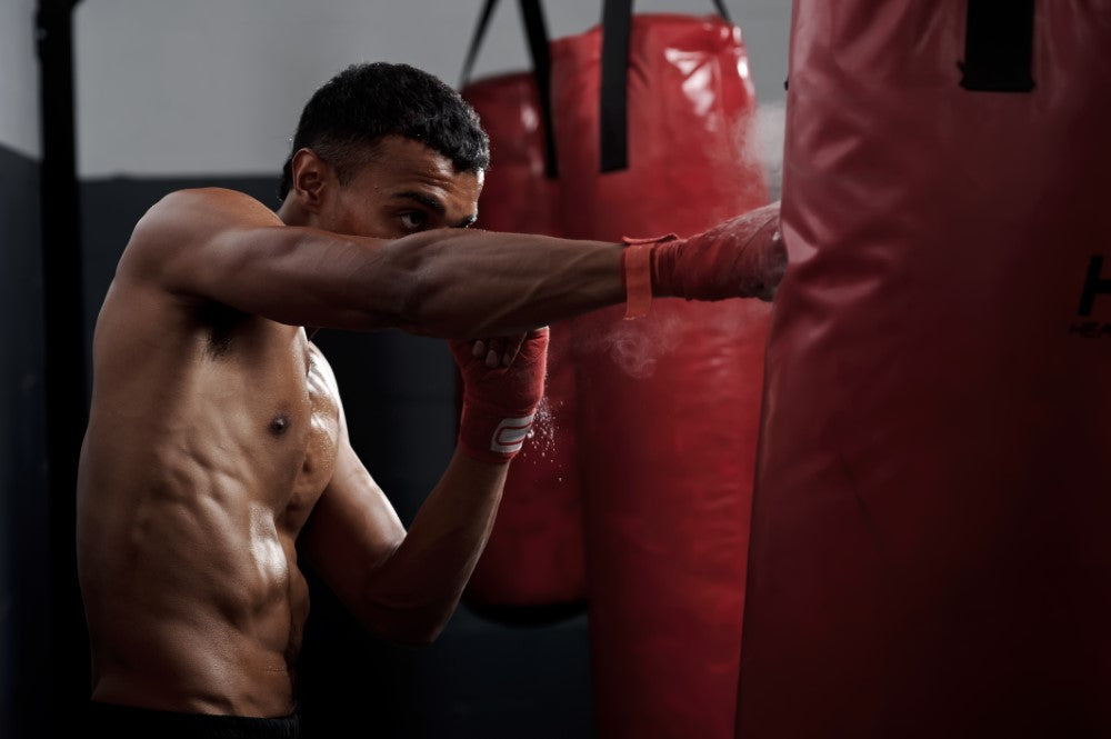 Hombre boxeando después de tomar vitaminas para deportistas